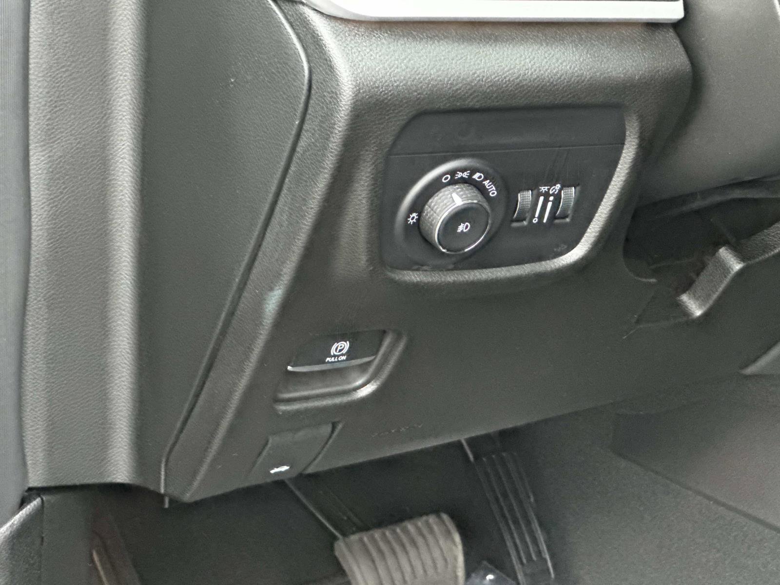 Used 2024 Jeep Grand Cherokee Limited w/ Black Appearance Package image 12