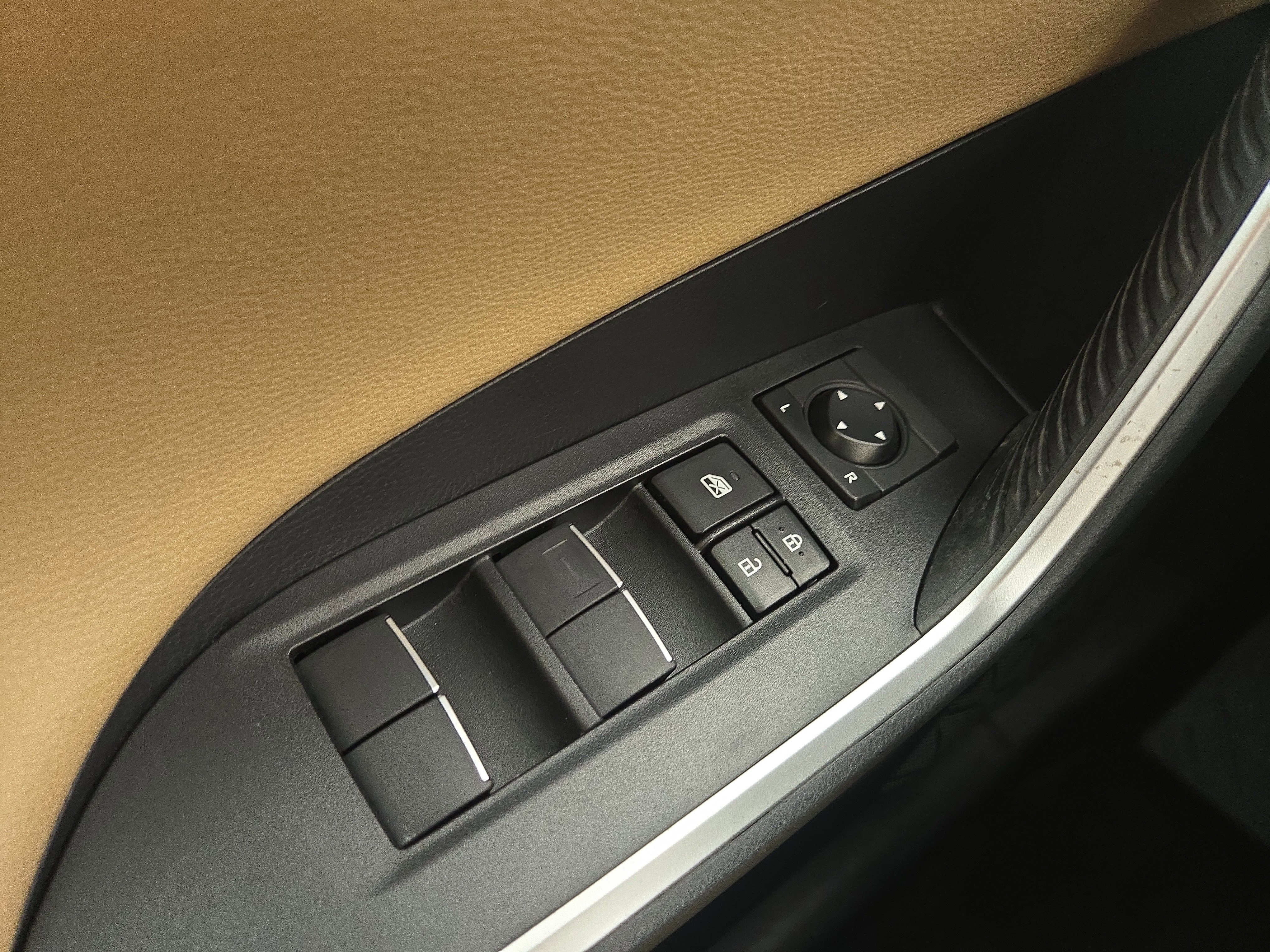 Used 2019 Toyota RAV4 Limited w/ Advanced Technology Package FWD image 31