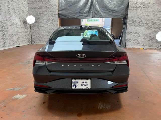 Used 2021 Hyundai Elantra SE FWD image 5