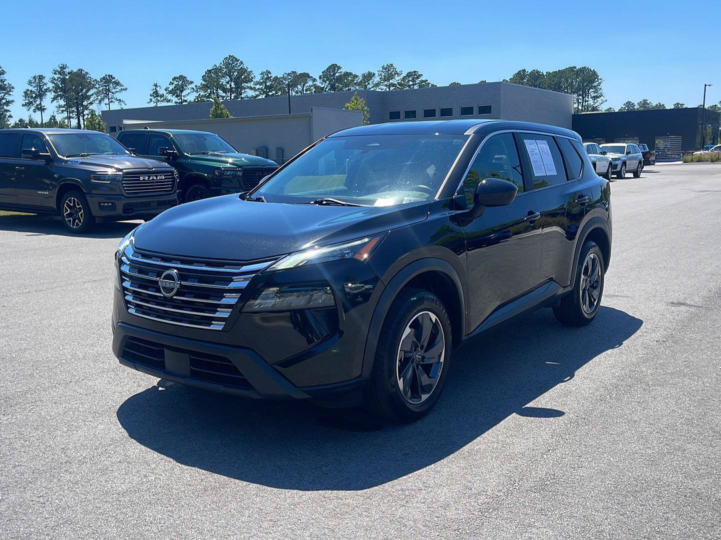 Used 2024 Nissan Rogue SV FWD image 3