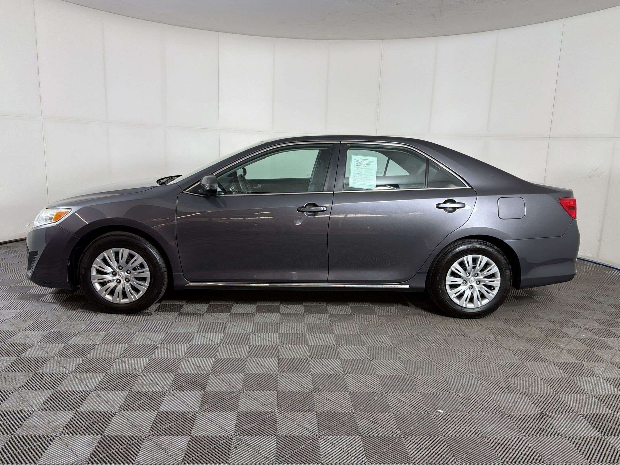 Used 2014 Toyota Camry LE FWD image 2