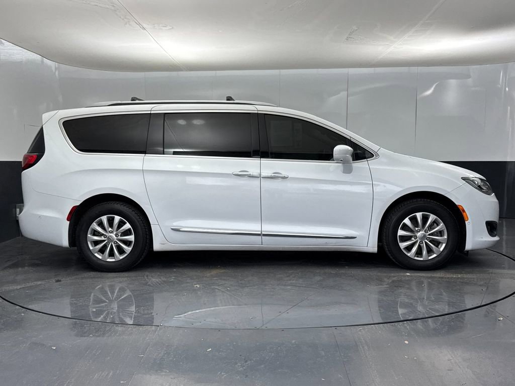 Used 2023 Chrysler Pacifica Touring-L image 2