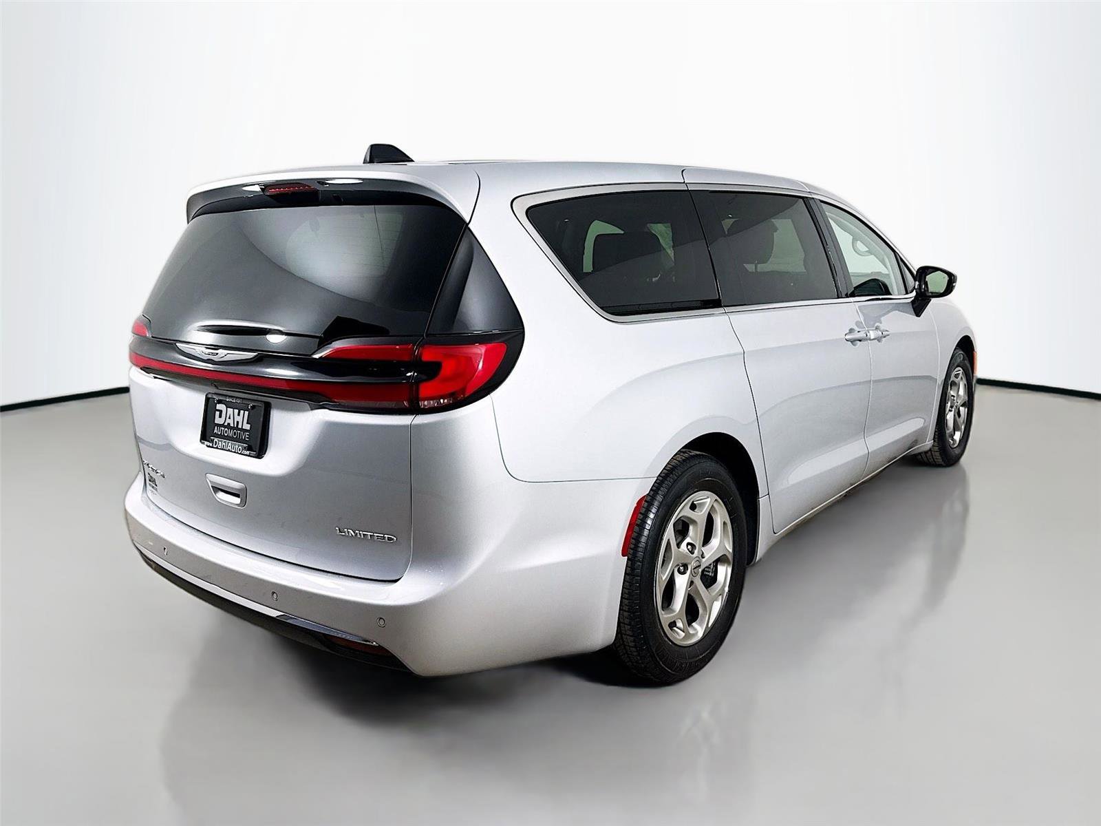 Used 2024 Chrysler Pacifica Limited image 7
