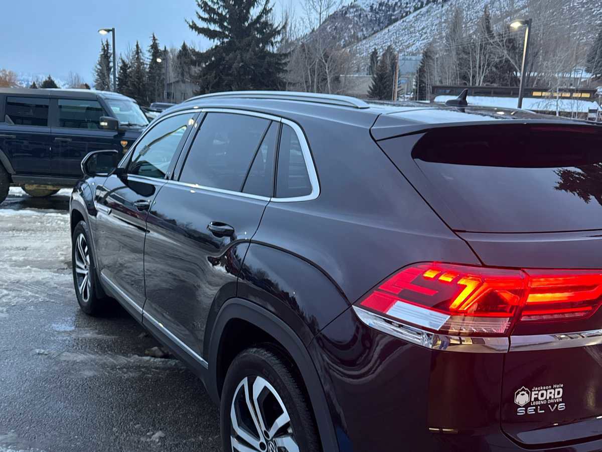 Used 2021 Volkswagen Atlas Cross Sport SEL Premium w/ Luggage Net & Mats Package image 4