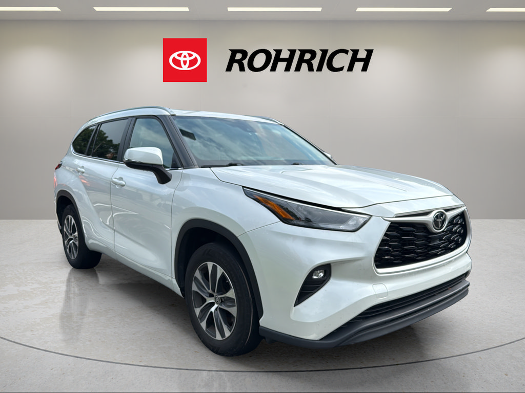 Used 2023 Toyota Highlander XLE FWD image 1
