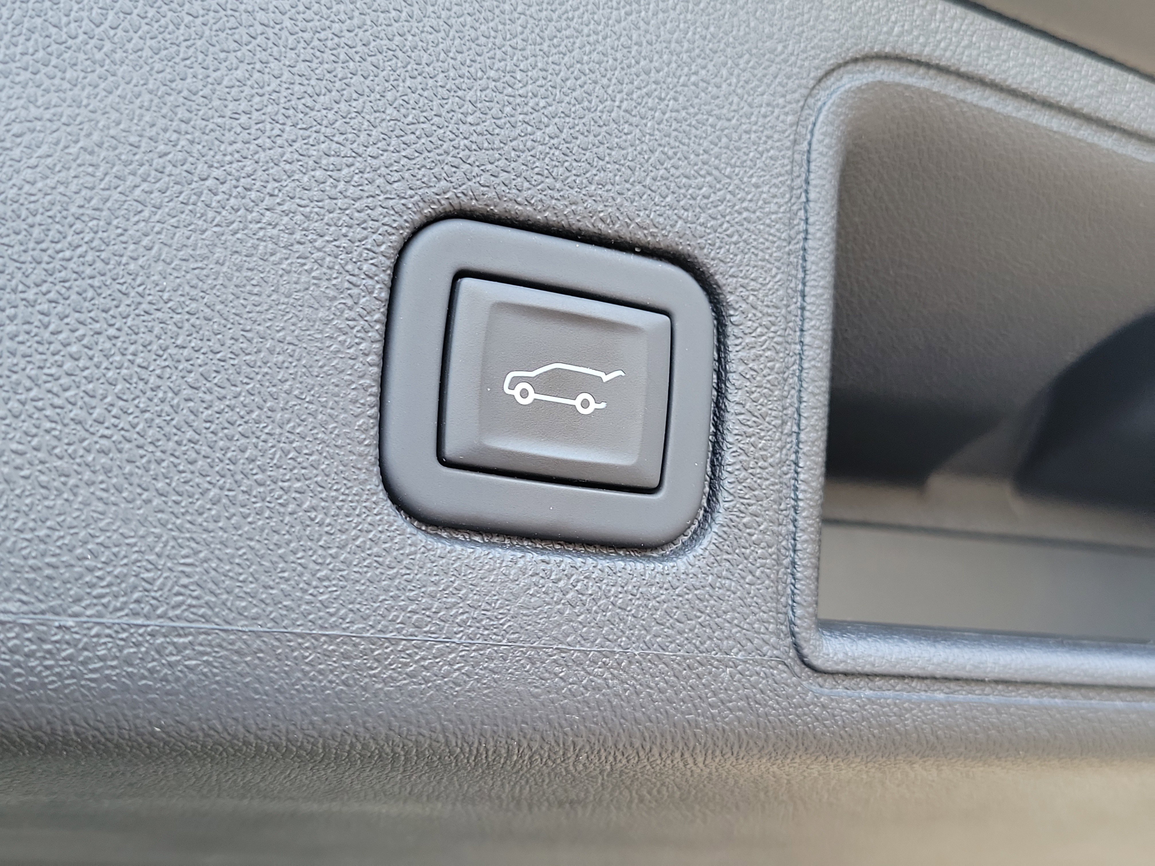 Used 2023 GMC Terrain SLE w/ Driver Convenience Package image 9