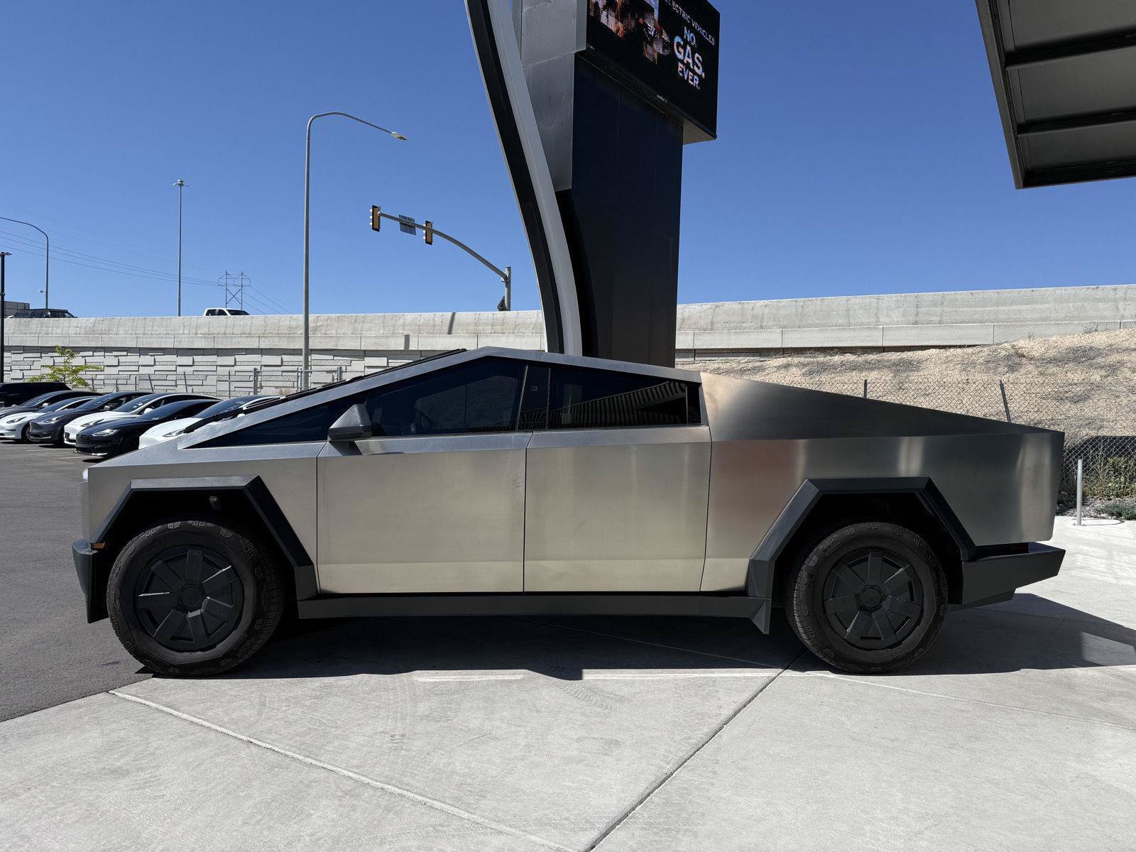 Used 2024 Tesla Cybertruck AWD Crew Cab image 5