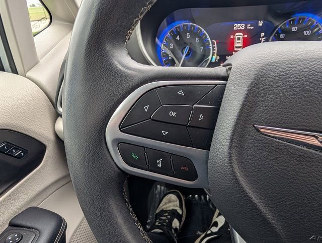 Used 2023 Chrysler Pacifica Touring-L image 14