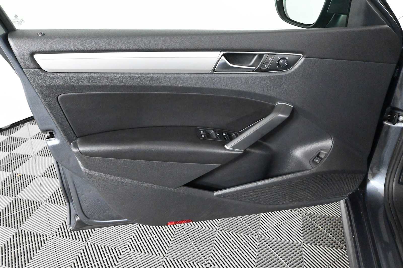 Used 2019 Volkswagen Passat 2.0T Wolfsburg FWD image 17