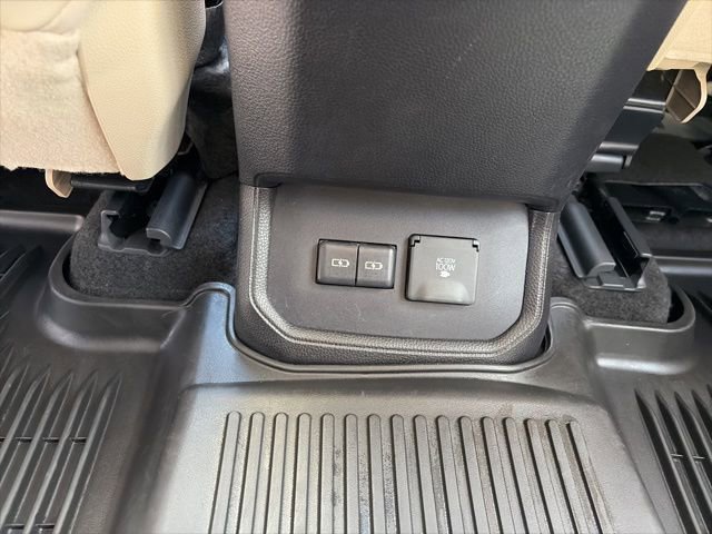 Used 2023 Toyota Highlander Limited image 25
