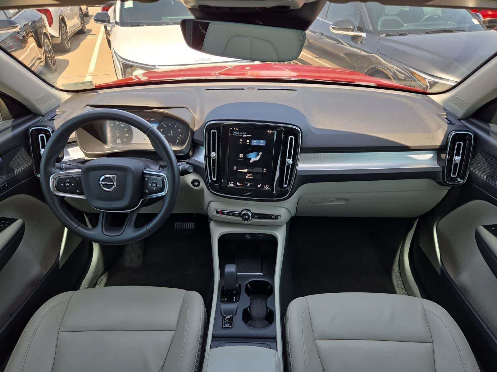 Used 2022 Volvo XC40 T4 Momentum FWD image 13