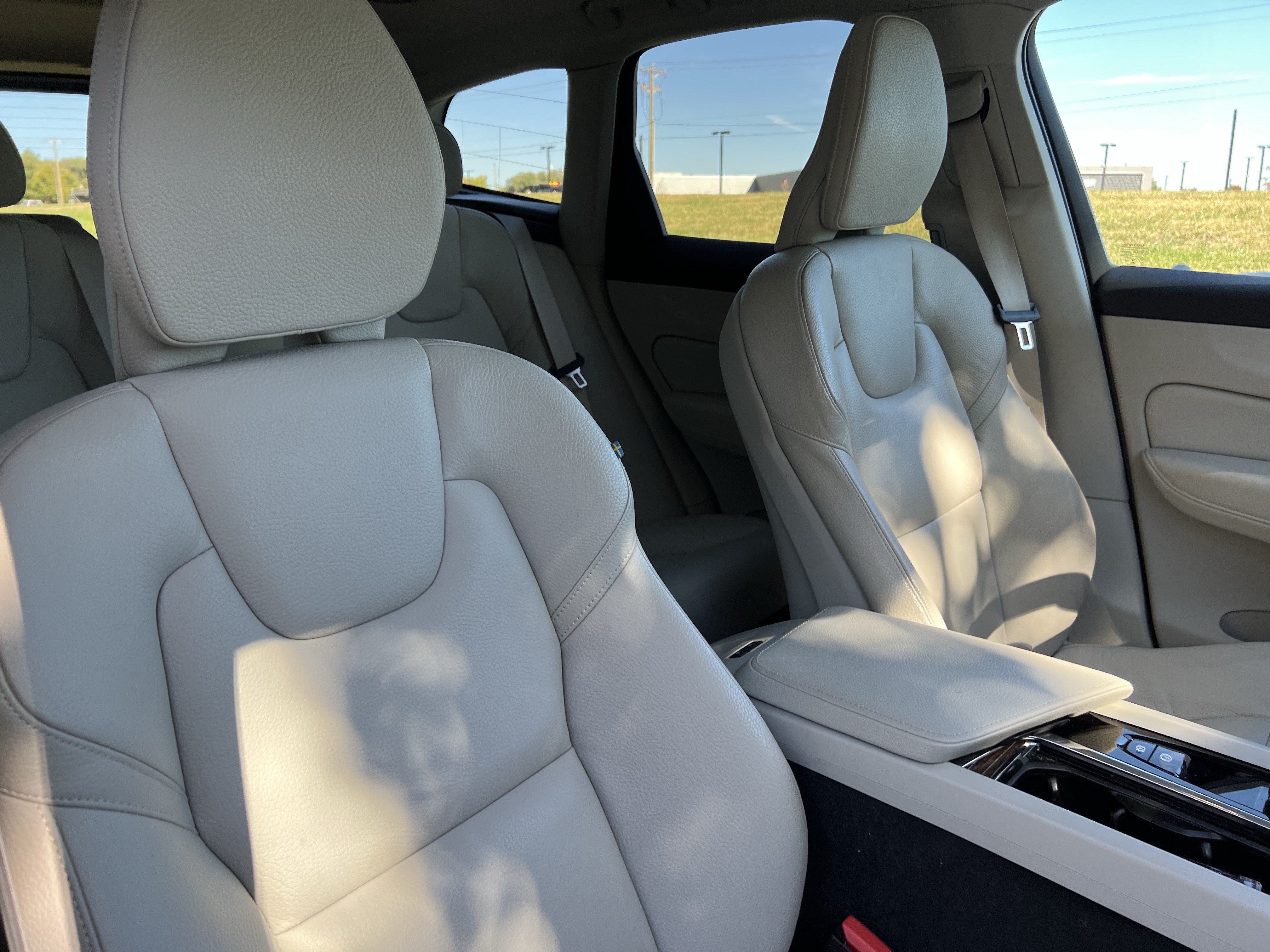 Used 2022 Volvo XC60 B5 Momentum w/ Climate Package AWD/4WD image 35
