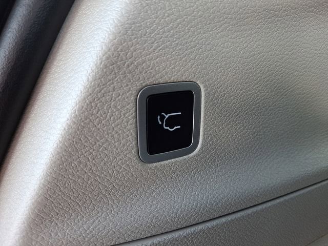 Used 2023 Chrysler Voyager LX image 29