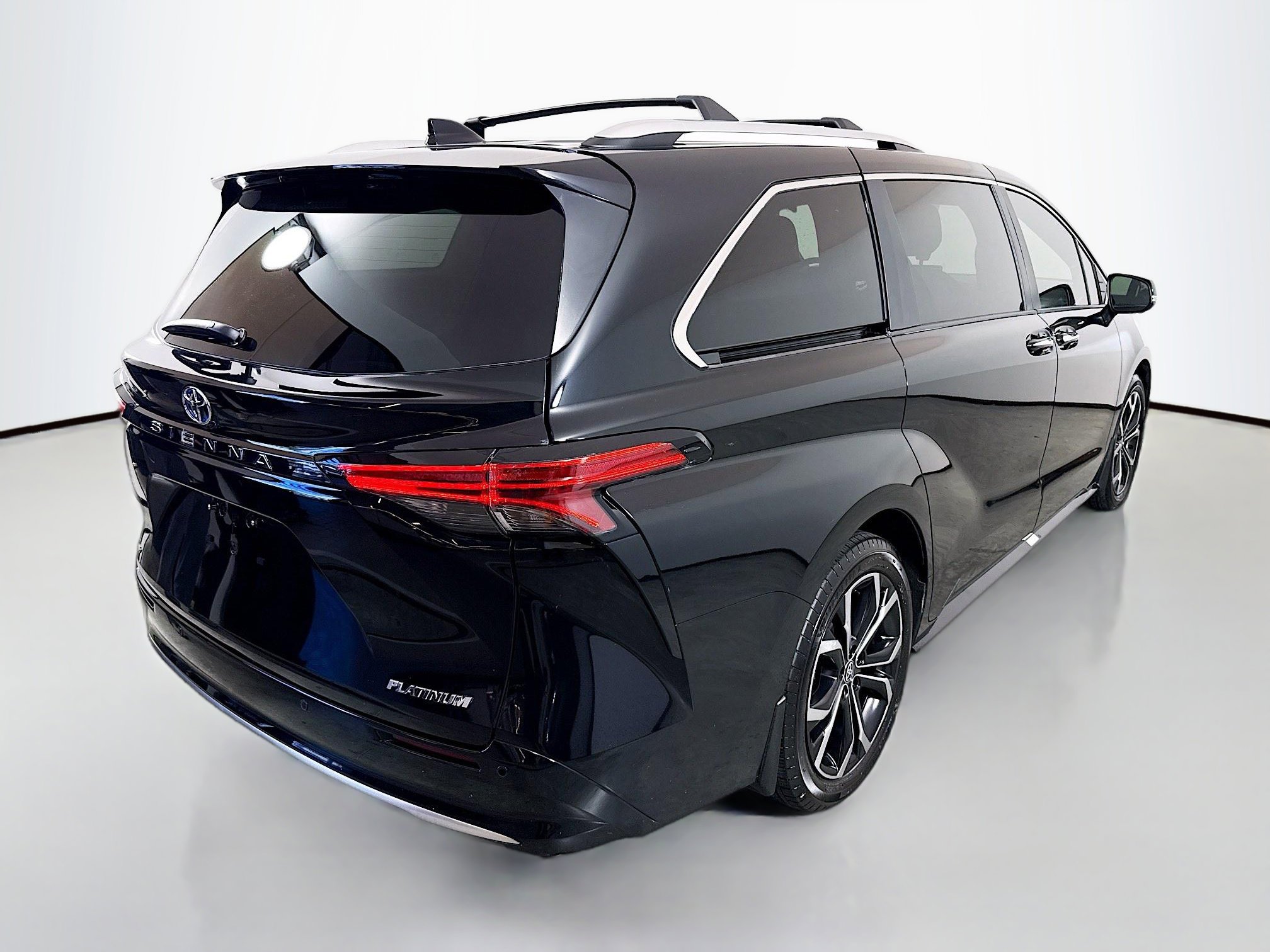 Used 2025 Toyota Sienna Platinum FWD image 7