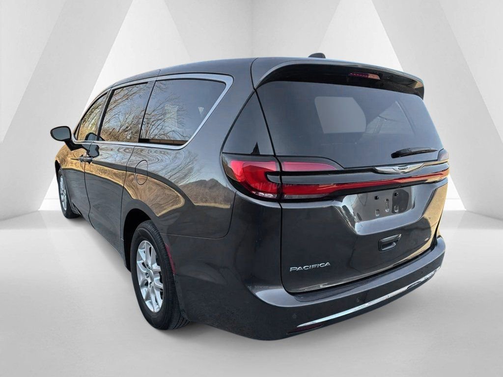 Used 2023 Chrysler Pacifica Touring-L image 5