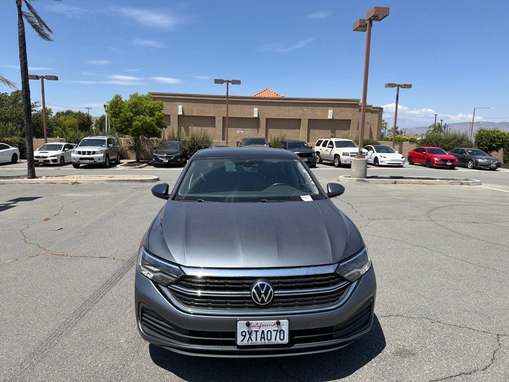 Used 2024 Volkswagen Jetta SE FWD image 3