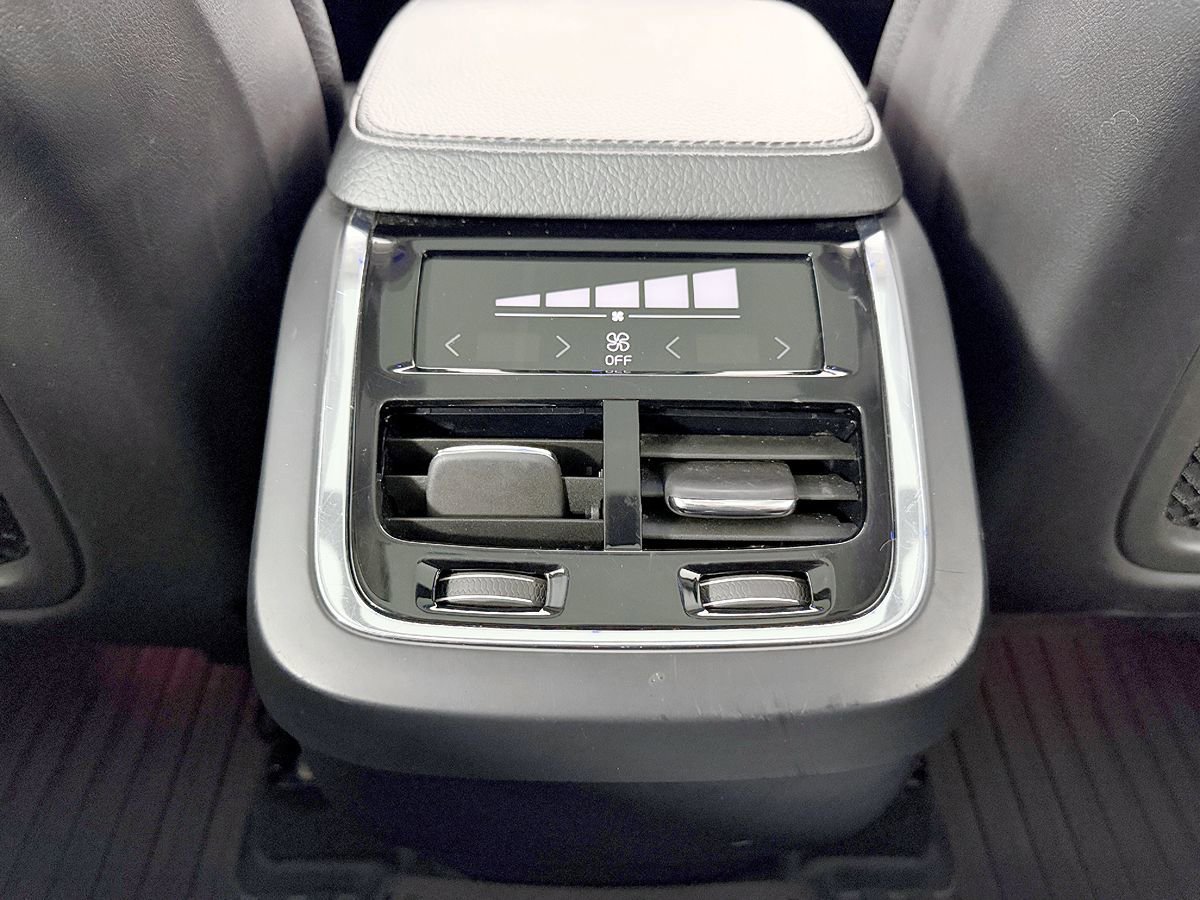 Used 2016 Volvo XC90 T6 Momentum w/ Momentum Plus Package AWD/4WD image 51