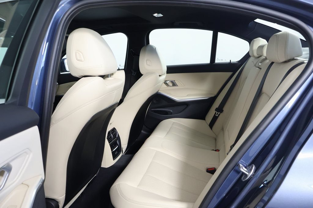 Used 2025 BMW 330i Sedan w/ Convenience Package RWD image 11