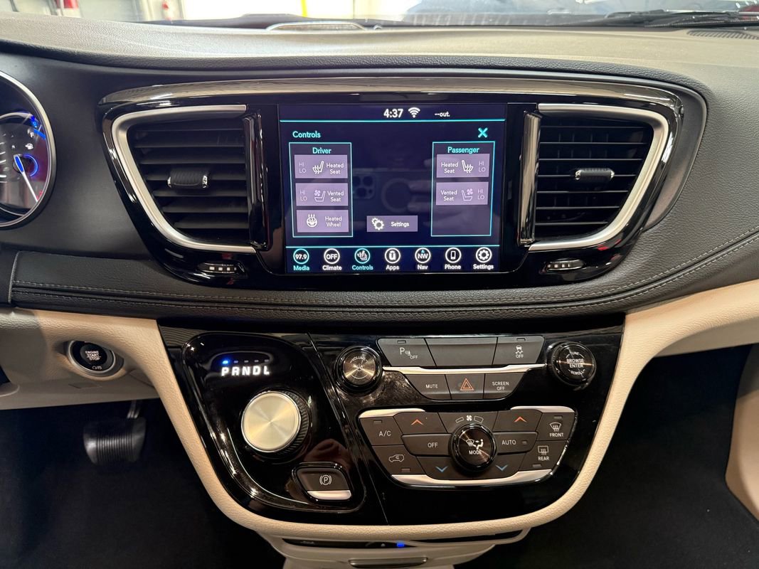 Used 2020 Chrysler Pacifica Limited FWD image 30