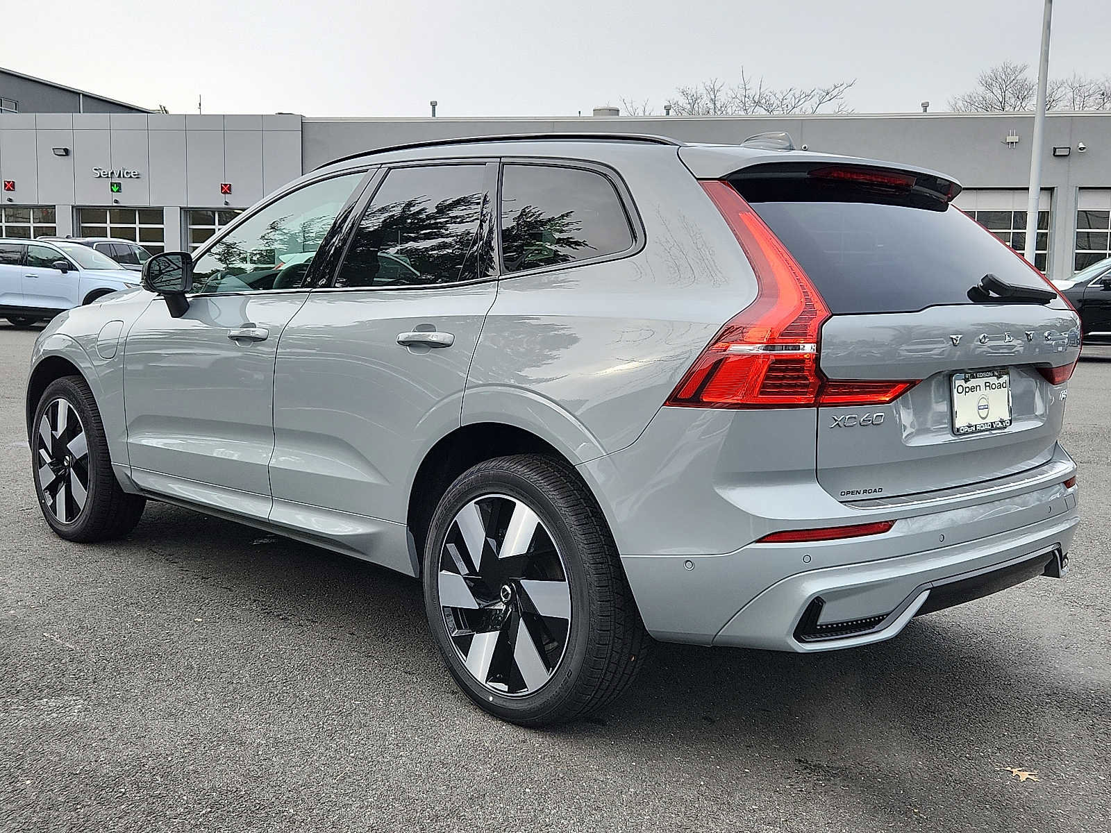 Used 2025 Volvo XC60 T8 Plus w/ Protection Package Premier image 4