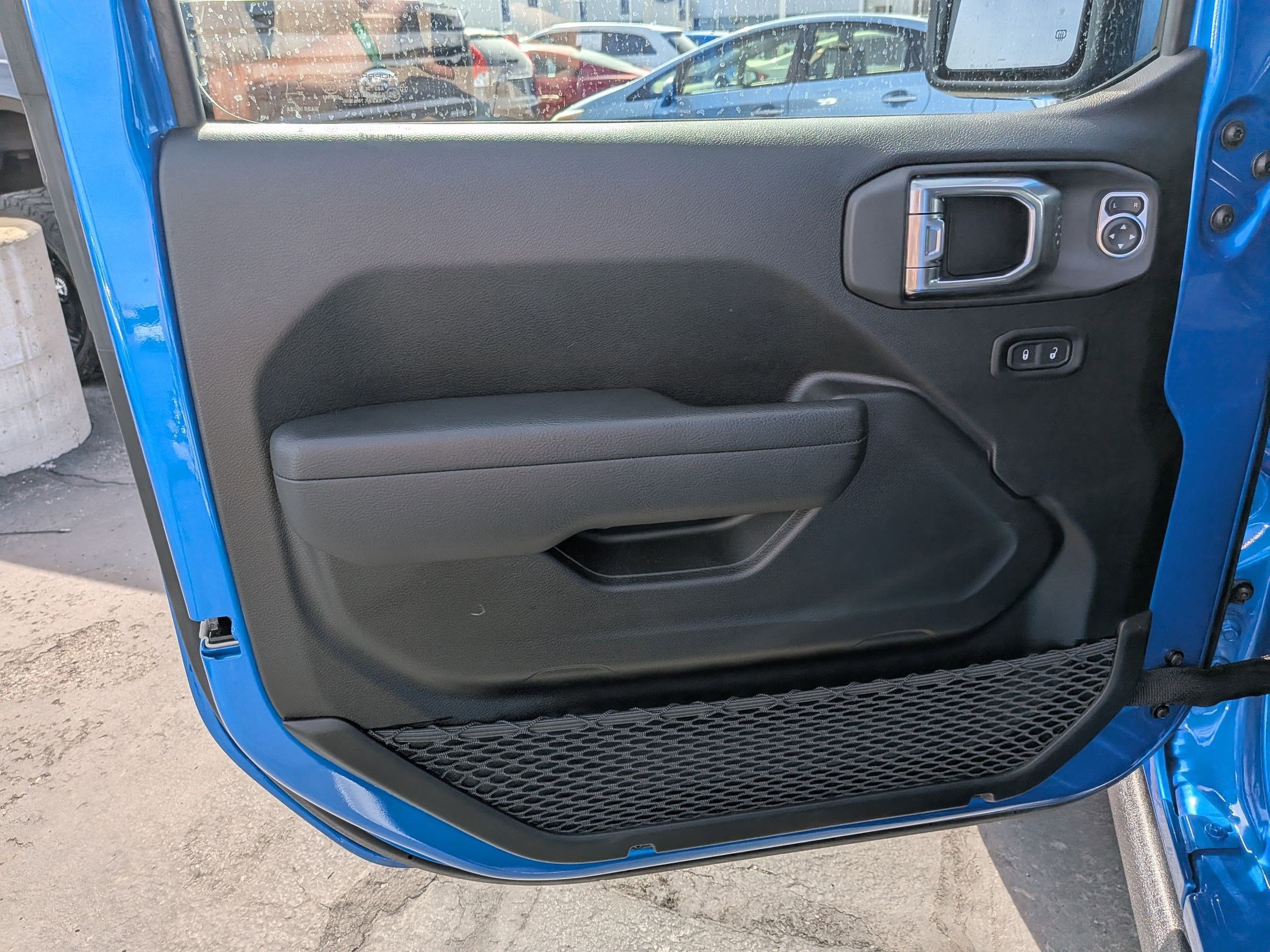 Used 2025 Jeep Gladiator Mojave w/ Convenience Group image 15