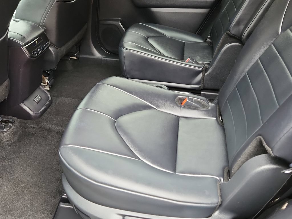 Used 2024 Toyota Highlander XLE AWD/4WD image 9