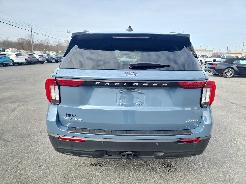 Used 2025 Ford Explorer Active AWD/4WD image 7