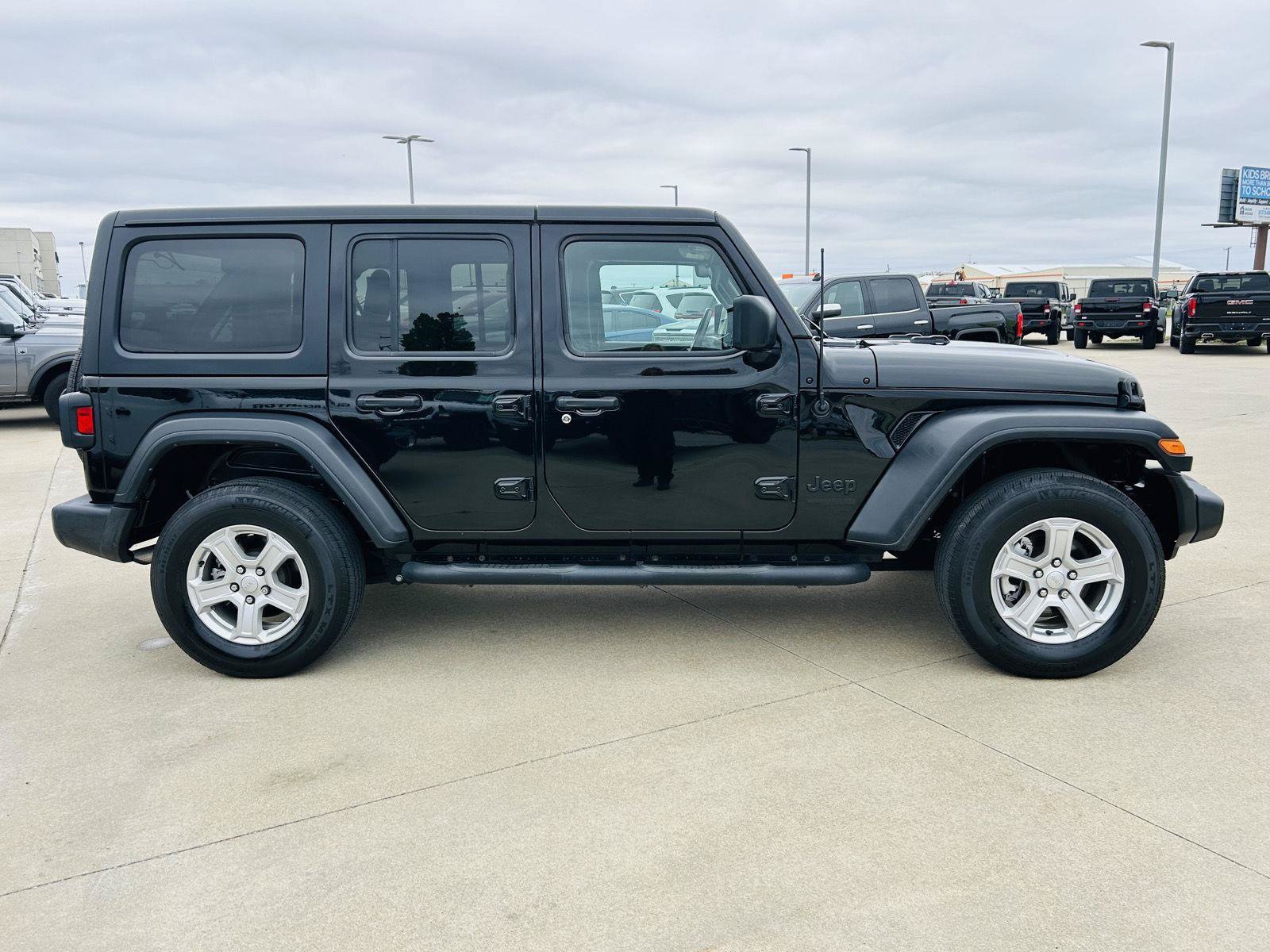 Used 2022 Jeep Wrangler Unlimited Sport AWD/4WD image 34