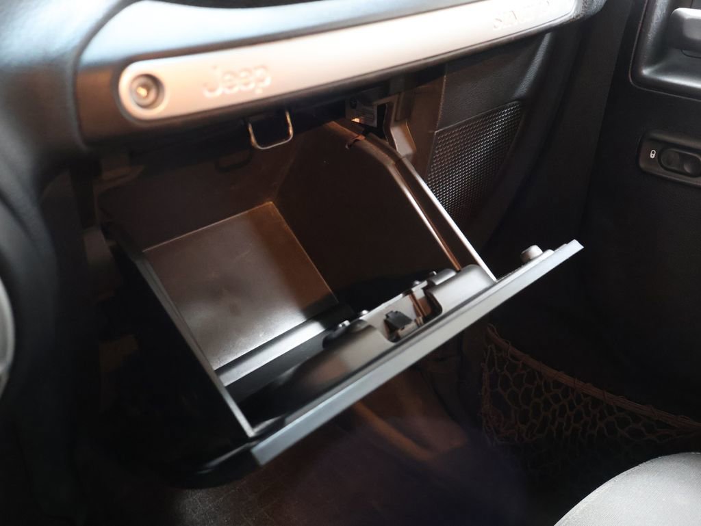 Used 2016 Jeep Wrangler Unlimited Sahara image 29