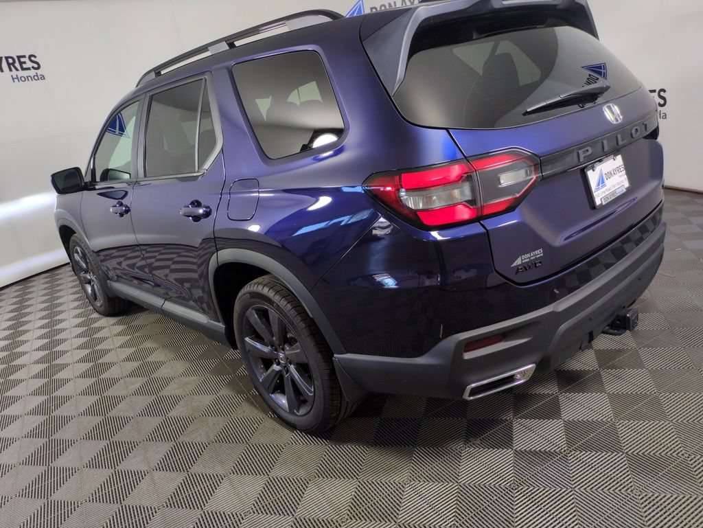 Used 2025 Honda Pilot Sport image 3