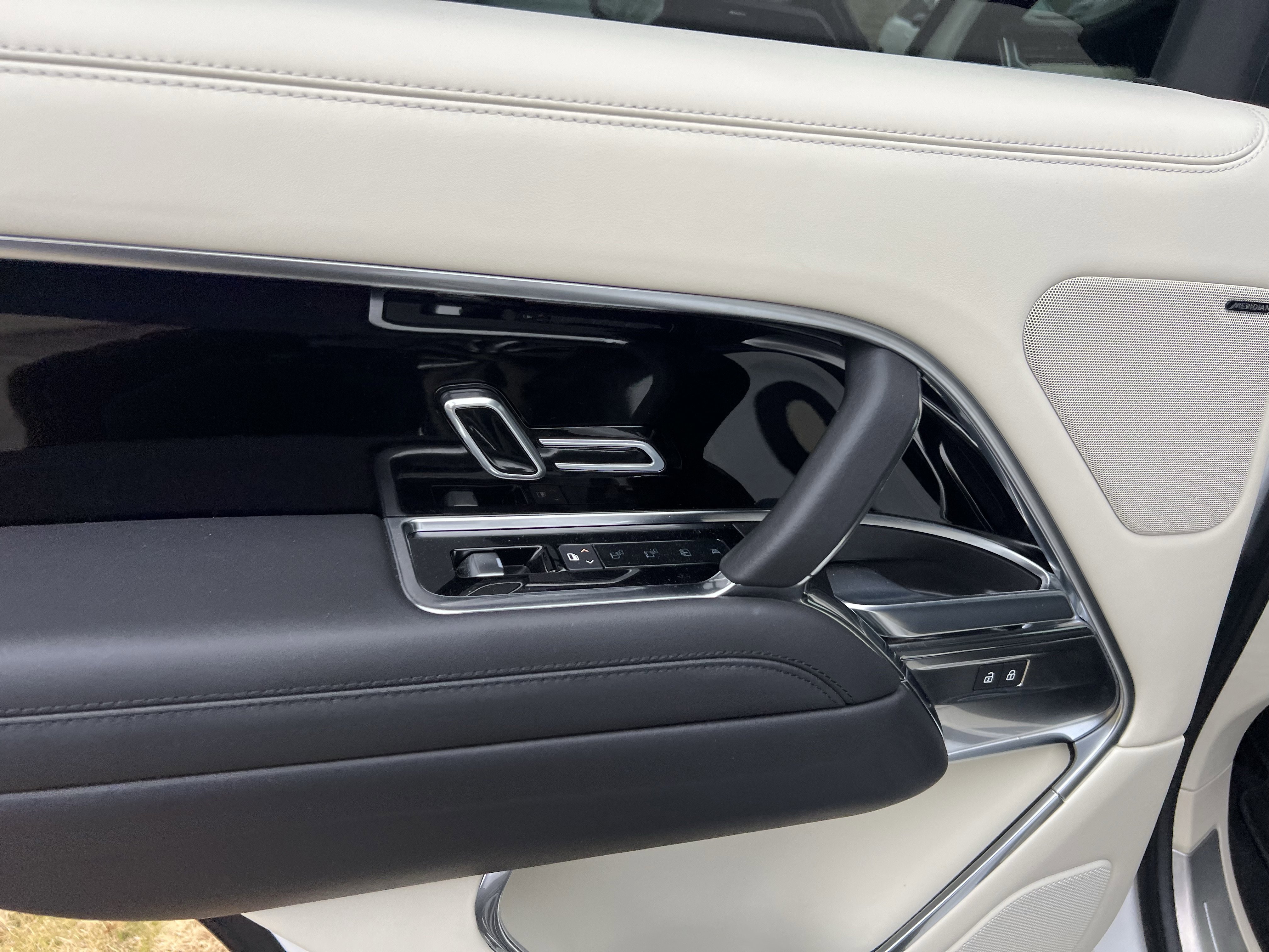 Certified 2023 Land Rover Range Rover SE image 30