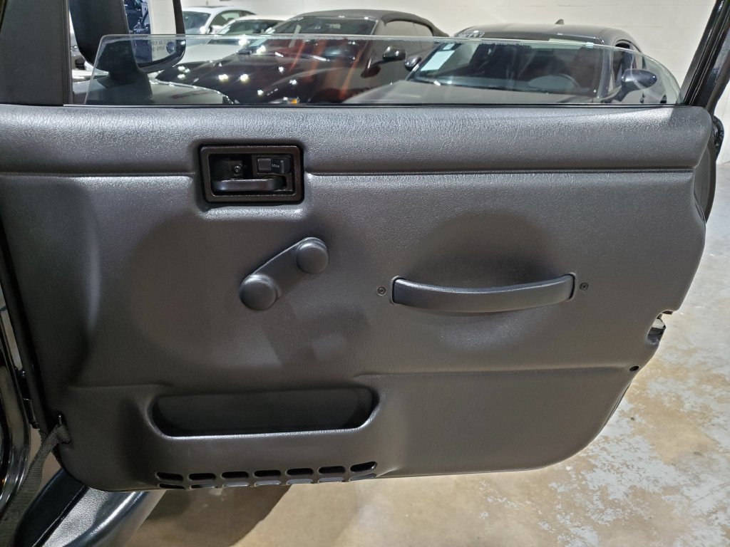 Used 2005 Jeep Wrangler Unlimited AWD/4WD image 16