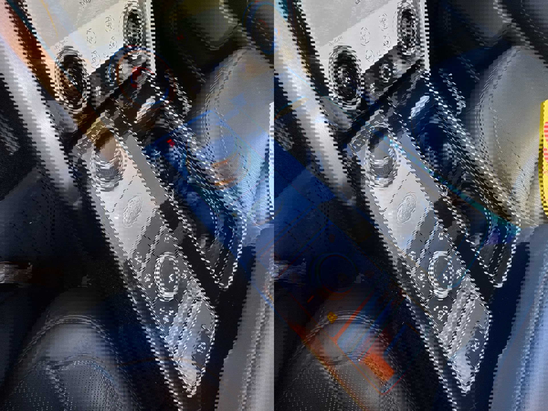 Used 2020 Land Rover Range Rover Long Wheelbase HSE image 16