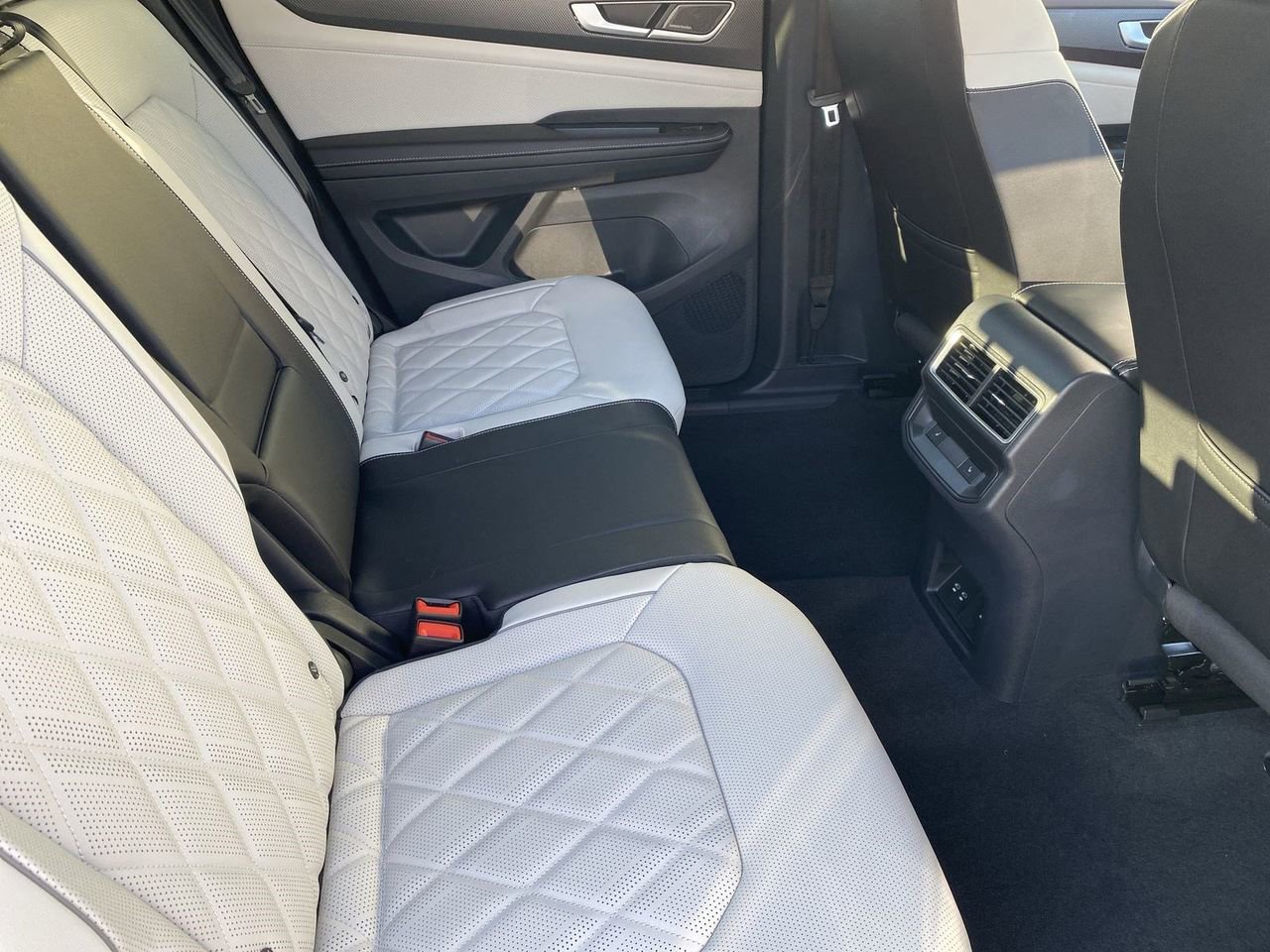 New 2026 Volkswagen Atlas Cross Sport SEL Premium R-Line image 9