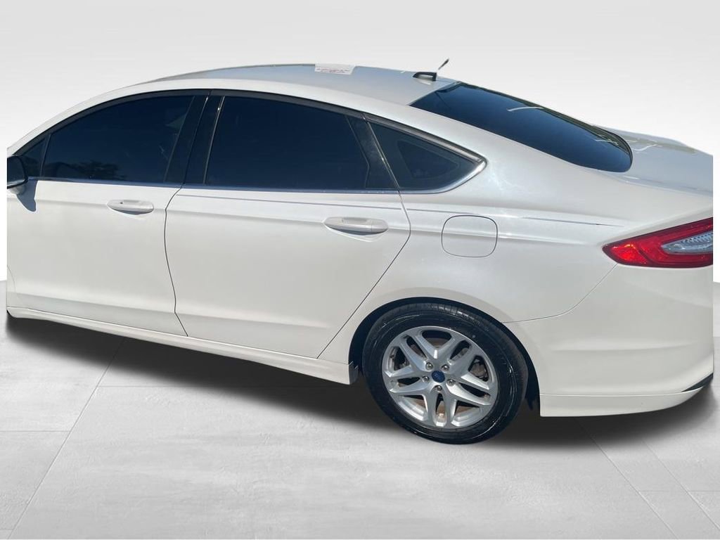 Used 2016 Ford Fusion SE FWD image 9