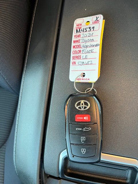 Used 2024 Toyota Highlander LE AWD/4WD image 45