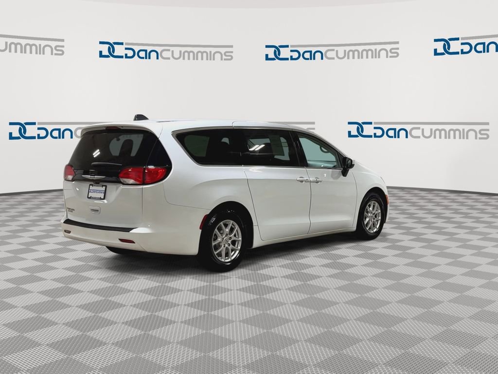 Used 2022 Chrysler Voyager LX image 8