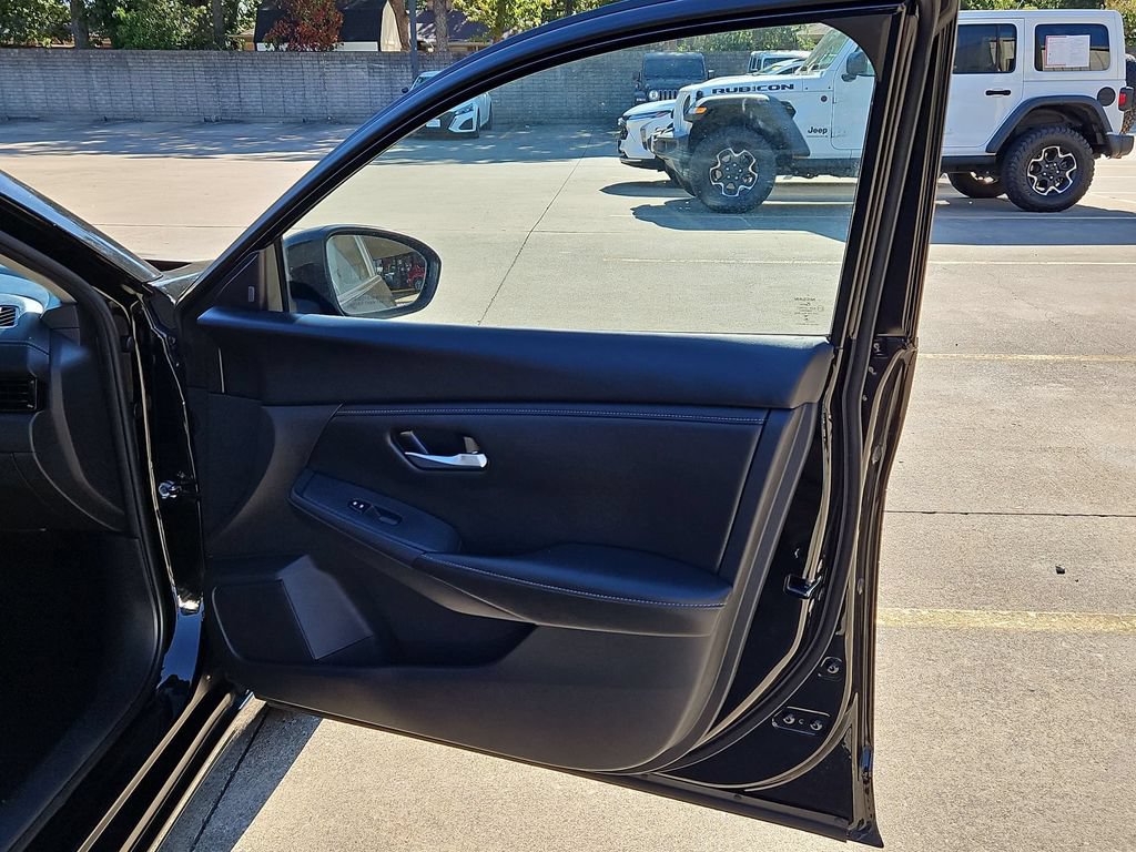 Used 2025 Nissan Sentra SV FWD image 33