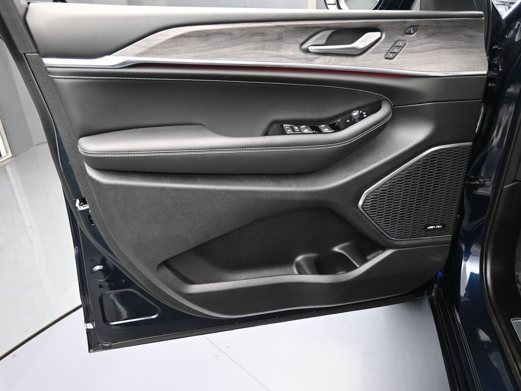 Used 2024 Jeep Grand Cherokee Overland w/ Luxury Tech Group IV image 13