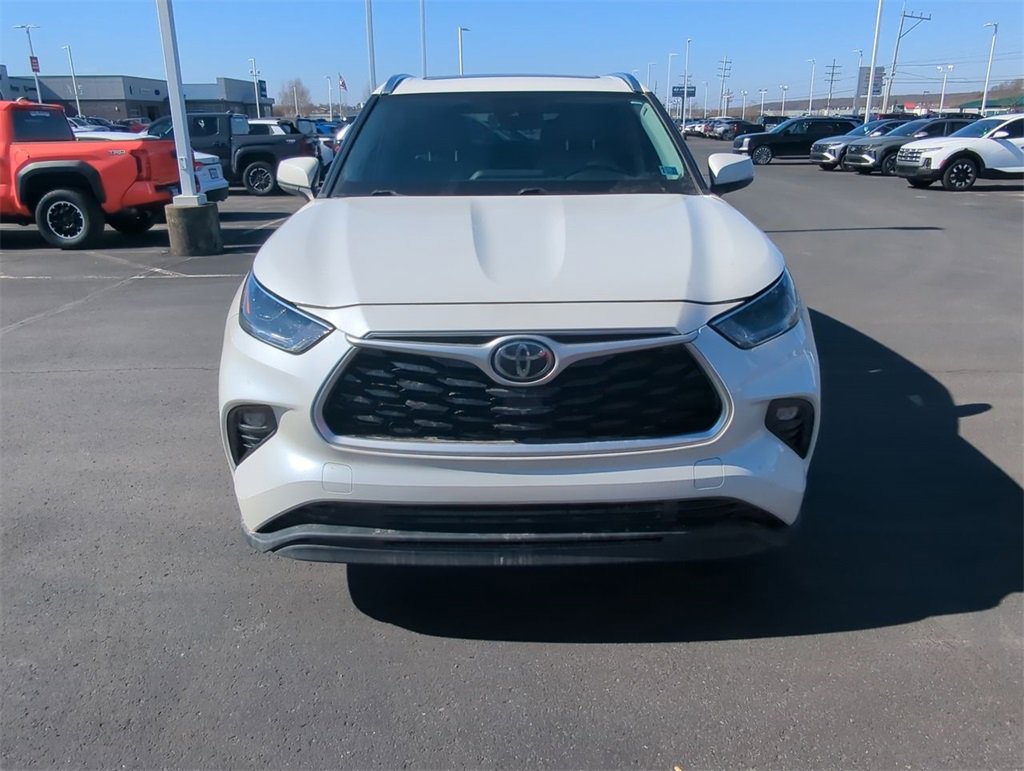 Used 2021 Toyota Highlander XLE image 3