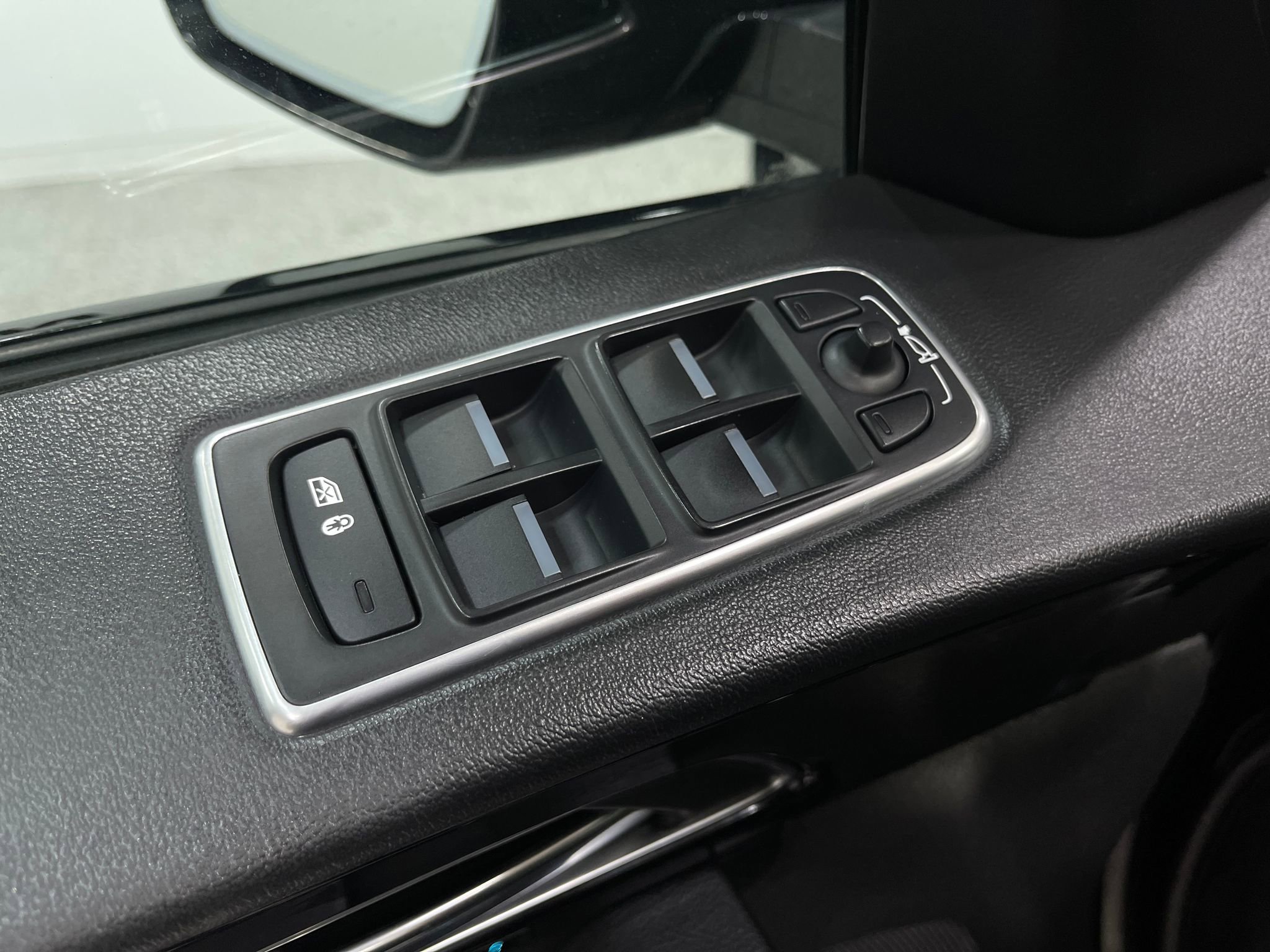 Used 2019 Jaguar F-PACE Prestige image 17