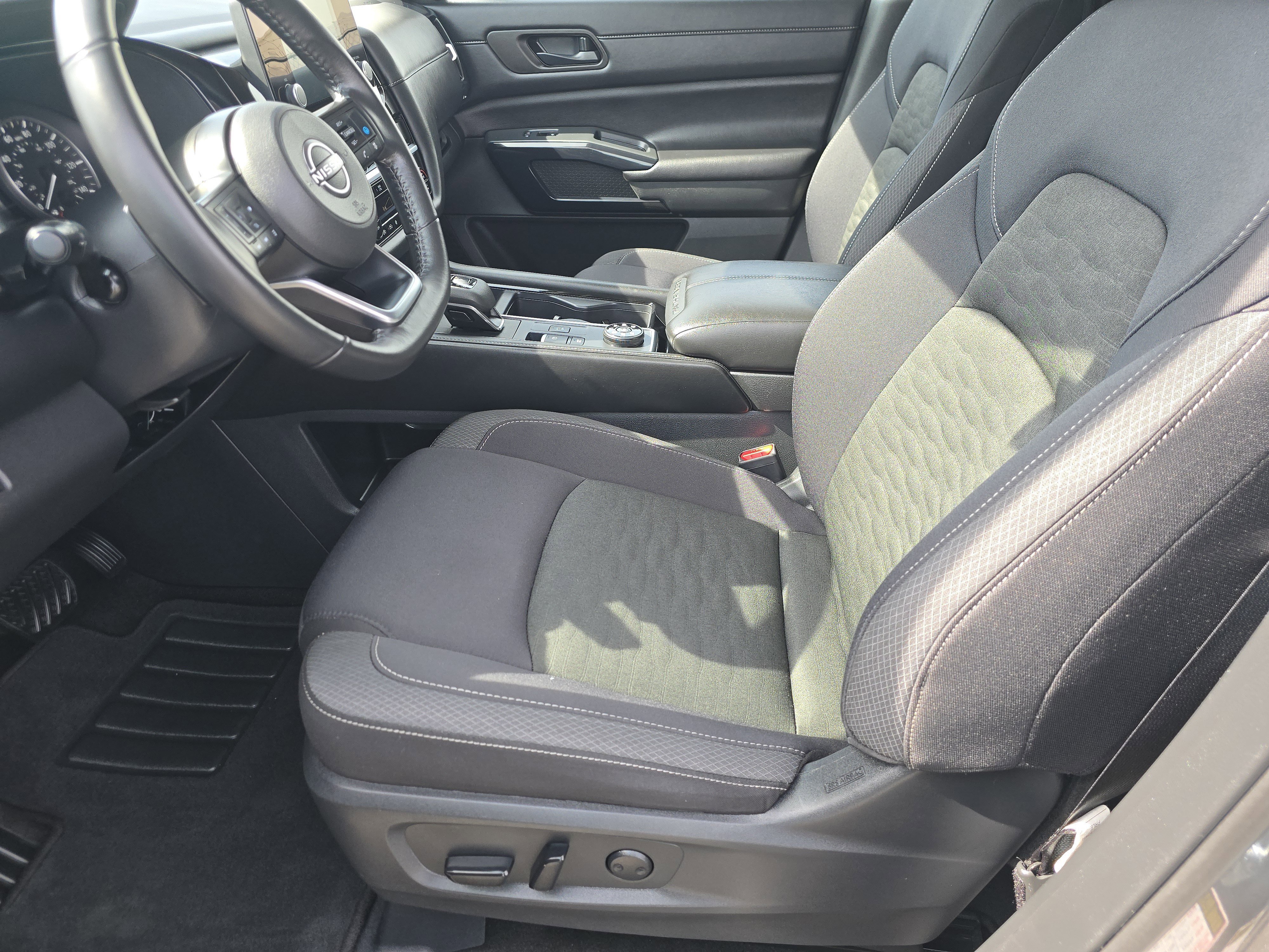 Used 2025 Nissan Pathfinder SV image 20