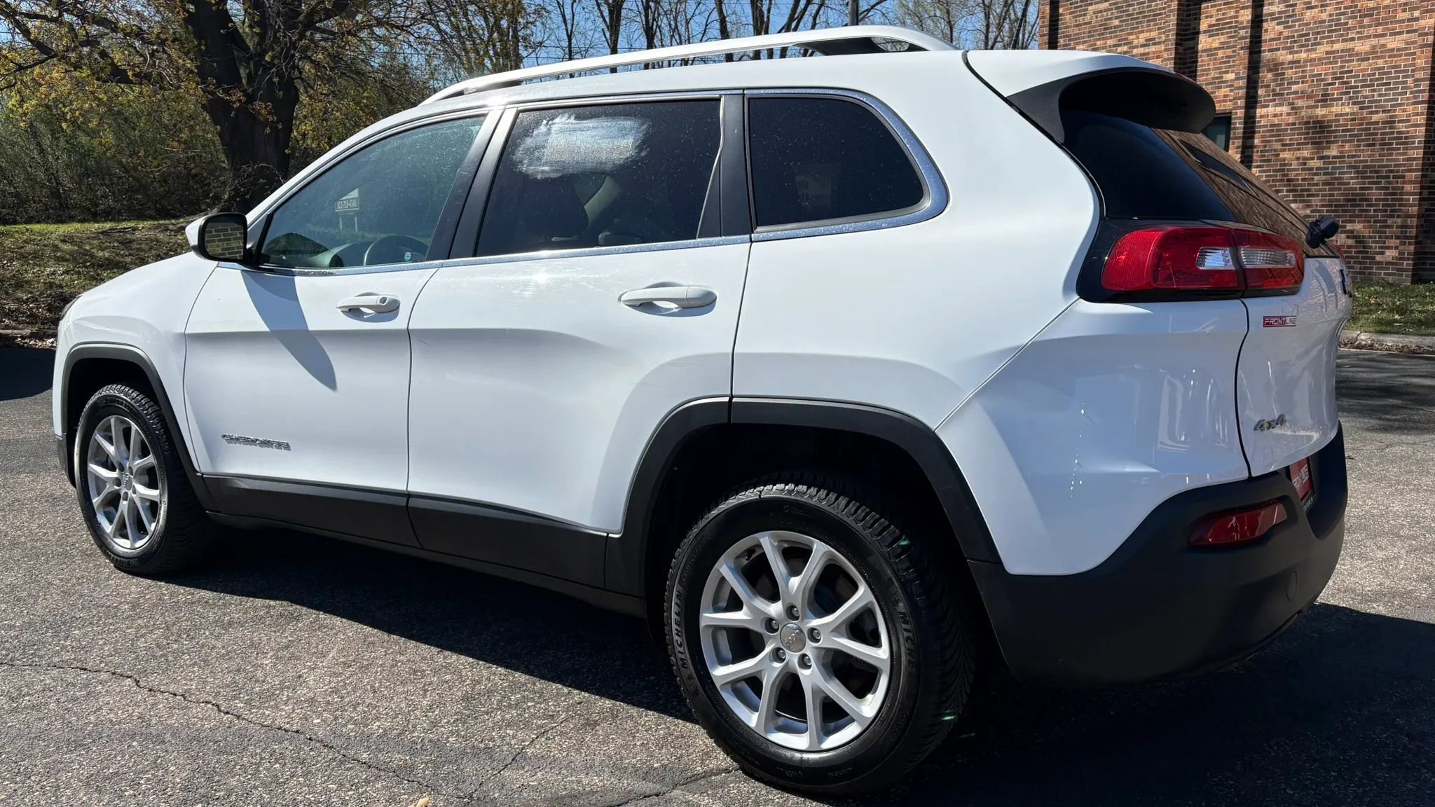 Used 2017 Jeep Cherokee Latitude w/ Cold Weather Group AWD/4WD image 6