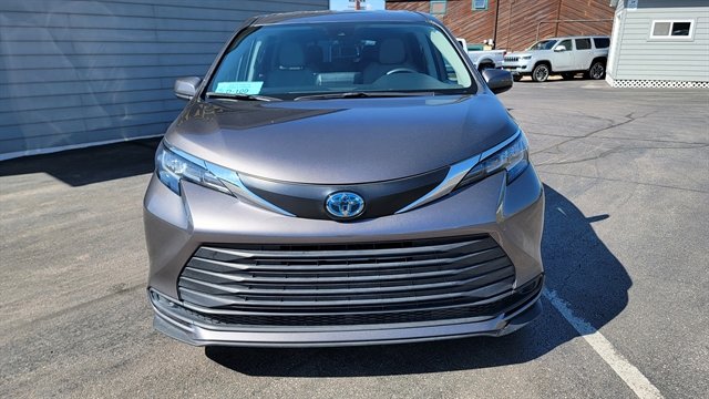 Used 2023 Toyota Sienna LE image 2