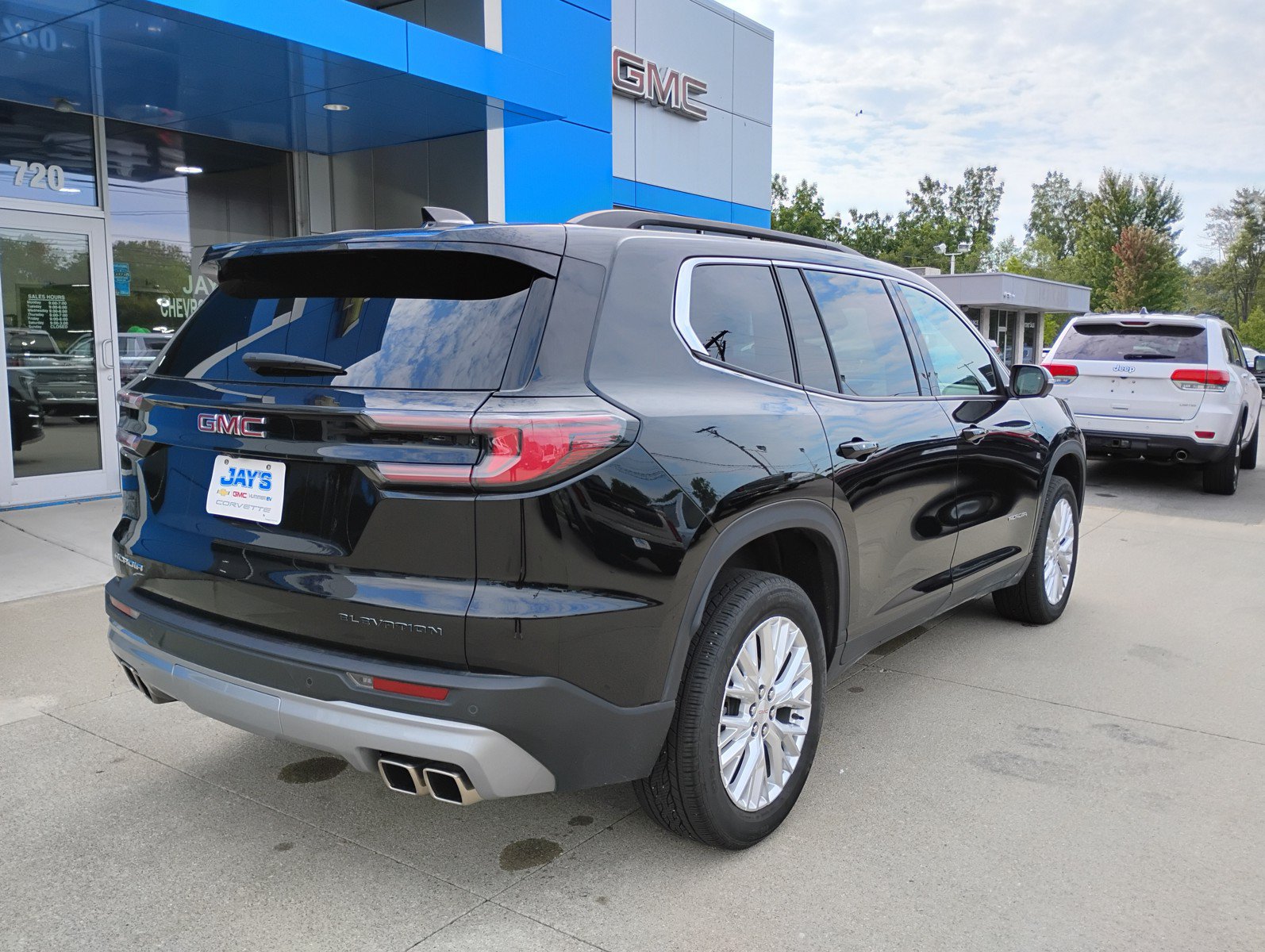Used 2024 GMC Acadia Elevation FWD image 7
