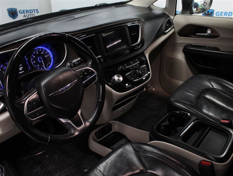 Used 2018 Chrysler Pacifica Touring-L FWD image 7