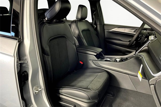 New 2025 Jeep Grand Cherokee Altitude image 12