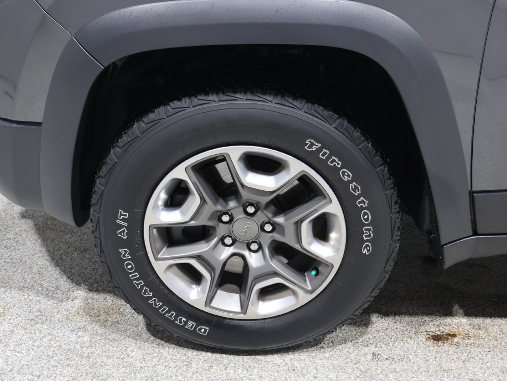 Used 2019 Jeep Cherokee Trailhawk w/ Cold Weather Group AWD/4WD image 8