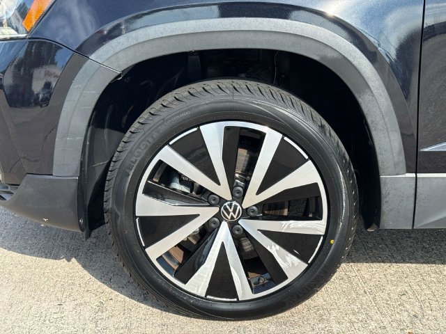 Used 2022 Volkswagen Taos SE FWD image 4