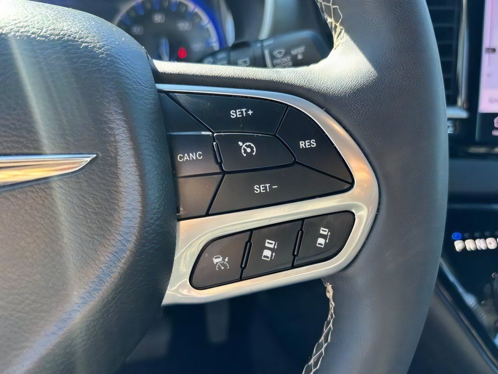 Used 2025 Chrysler Pacifica Select FWD image 21